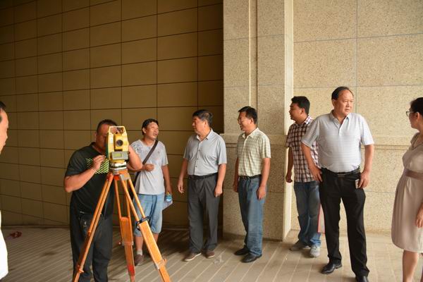 調整大小 10、在方誠棕櫚泉實測工地，聽取項目進度、安全生產等方面工作的匯報.JPG