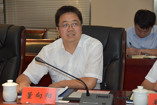 4、中鐵十五局集團有限公司副總經(jīng)理董向陽在簽約儀式上講話.JPG