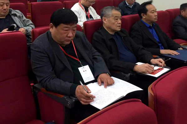 2. 公司副董事長(zhǎng)、總經(jīng)理曹紅普認(rèn)真聽取勘察設(shè)計(jì)行業(yè)相關(guān)報(bào)告_副本.jpg