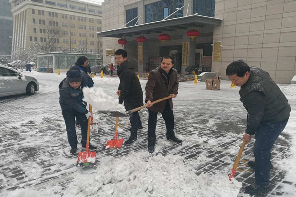 1.行政部部長(zhǎng)劉曉閣、行政事務(wù)管理中心主任閻杰帶領(lǐng)志愿者開(kāi)展掃雪活動(dòng).jpg