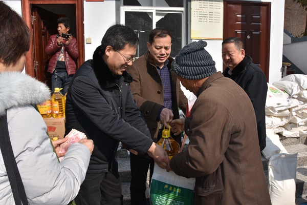 2.公司副總經(jīng)理、工會(huì)主席陳向軍為村民發(fā)放米、面、油.jpg