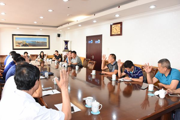1.會(huì)議經(jīng)由理事長(zhǎng)提名，由各理事單位舉手表決，全票通過副理事長(zhǎng)、秘書長(zhǎng)、副秘書長(zhǎng)人選.jpg
