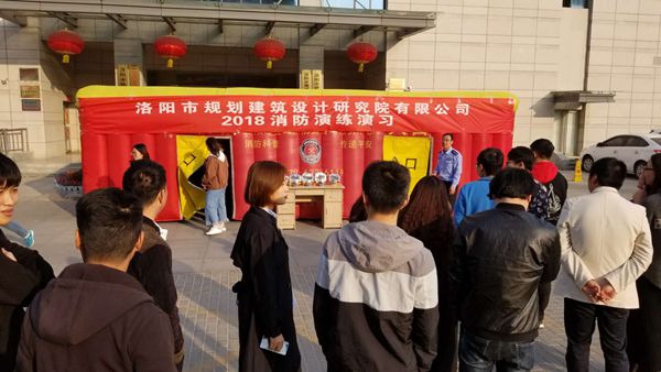 4.在專業(yè)消防人員的指導(dǎo)下，參培人員有序穿越消防安全逃生模擬通道.jpg