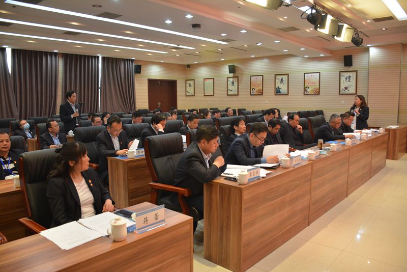 7.曹紅普董事長和計劃財務(wù)部趙炳秀部長分別對股東代表提出的問題進行了細致的解釋和說明.jpg